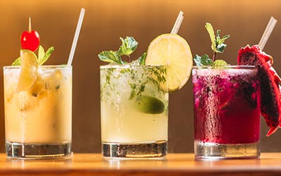Drei verschiedene Cocktails mit Alkohol